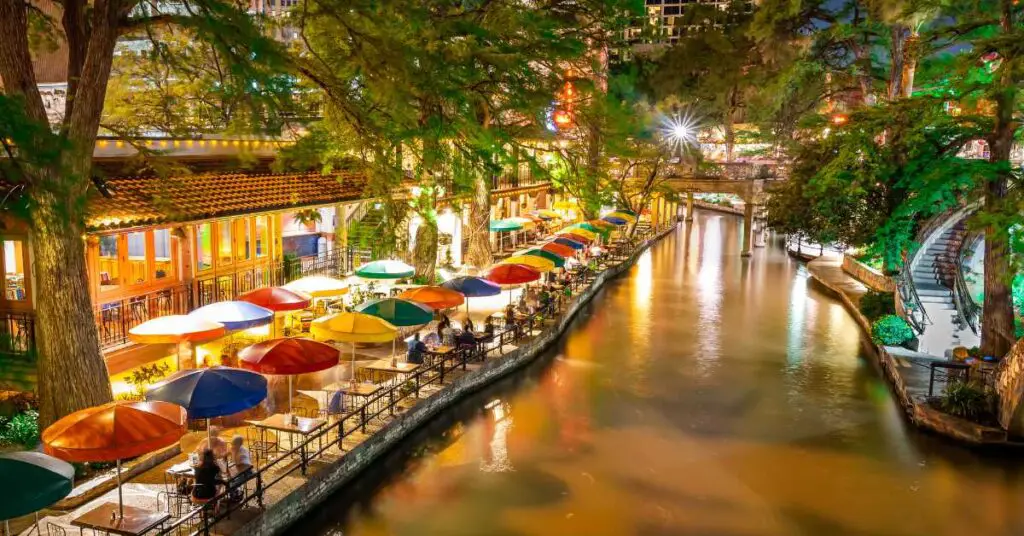 Is the riverwalk in san antonio safe at night