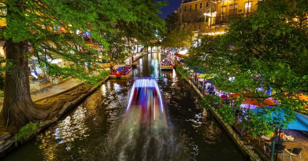 is the riverwalk in san antonio safe at night